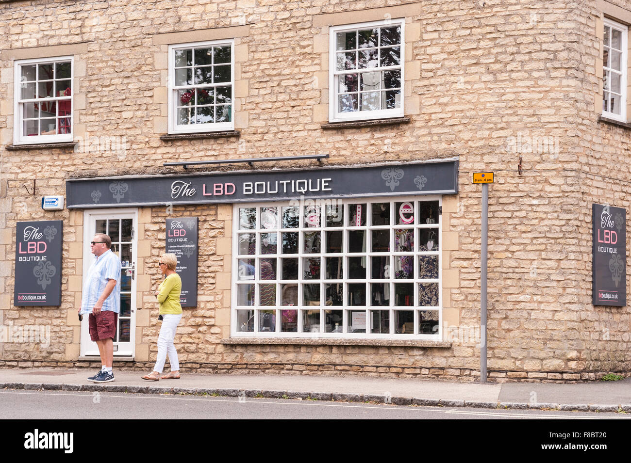 Il LBD Boutique a Stow-su-il-Wold , Cheltenham, Gloucestershire , Inghilterra , Inghilterra , Regno Unito Foto Stock Il LBD Boutique a Stow-su-il-Wold , Cheltenham, Gloucestershire , Inghilterra , Inghilterra , Regno Unito Foto Stock