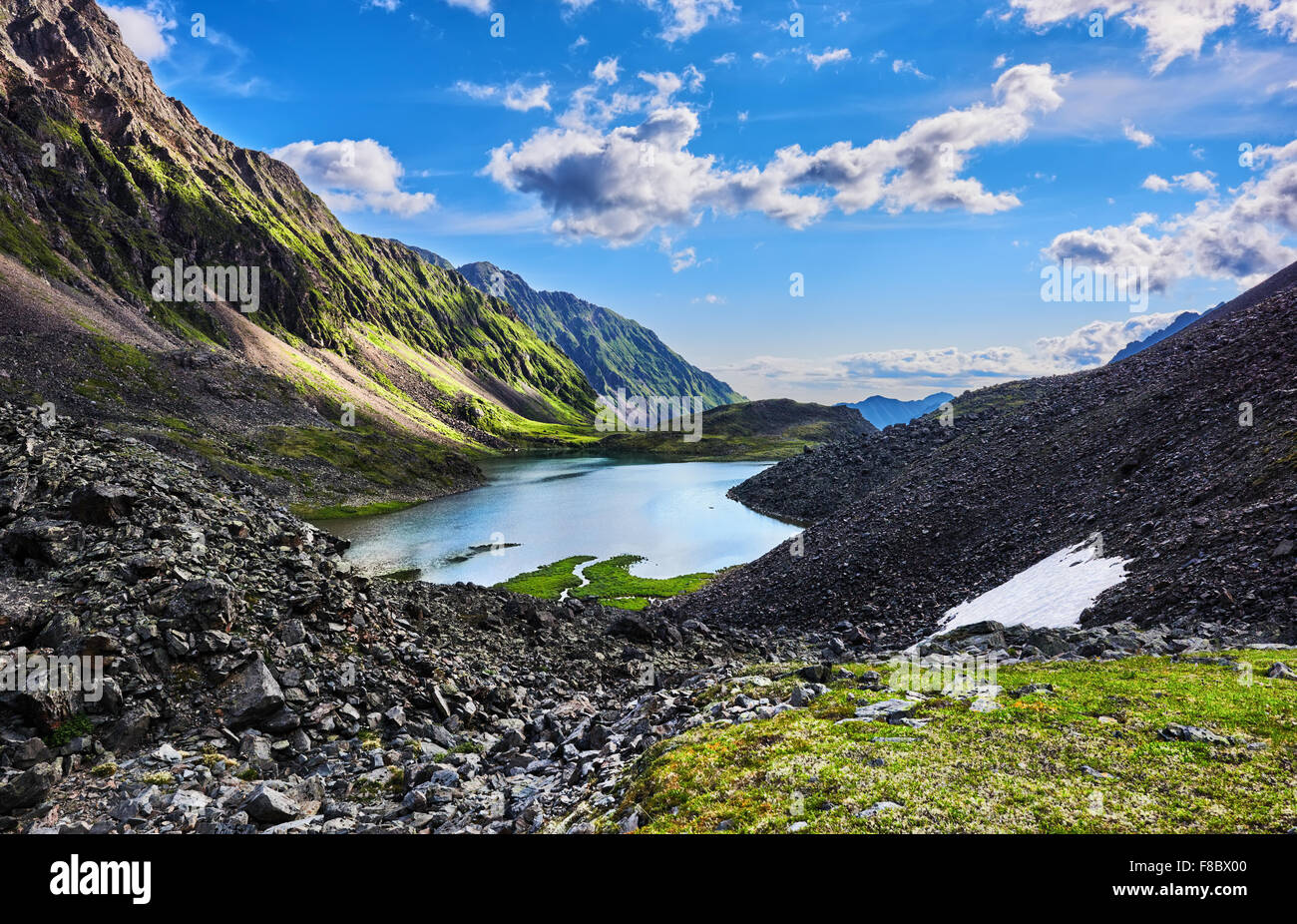 Versanti sono coperti con erba verde. Sayan montagne.La Russia Foto Stock