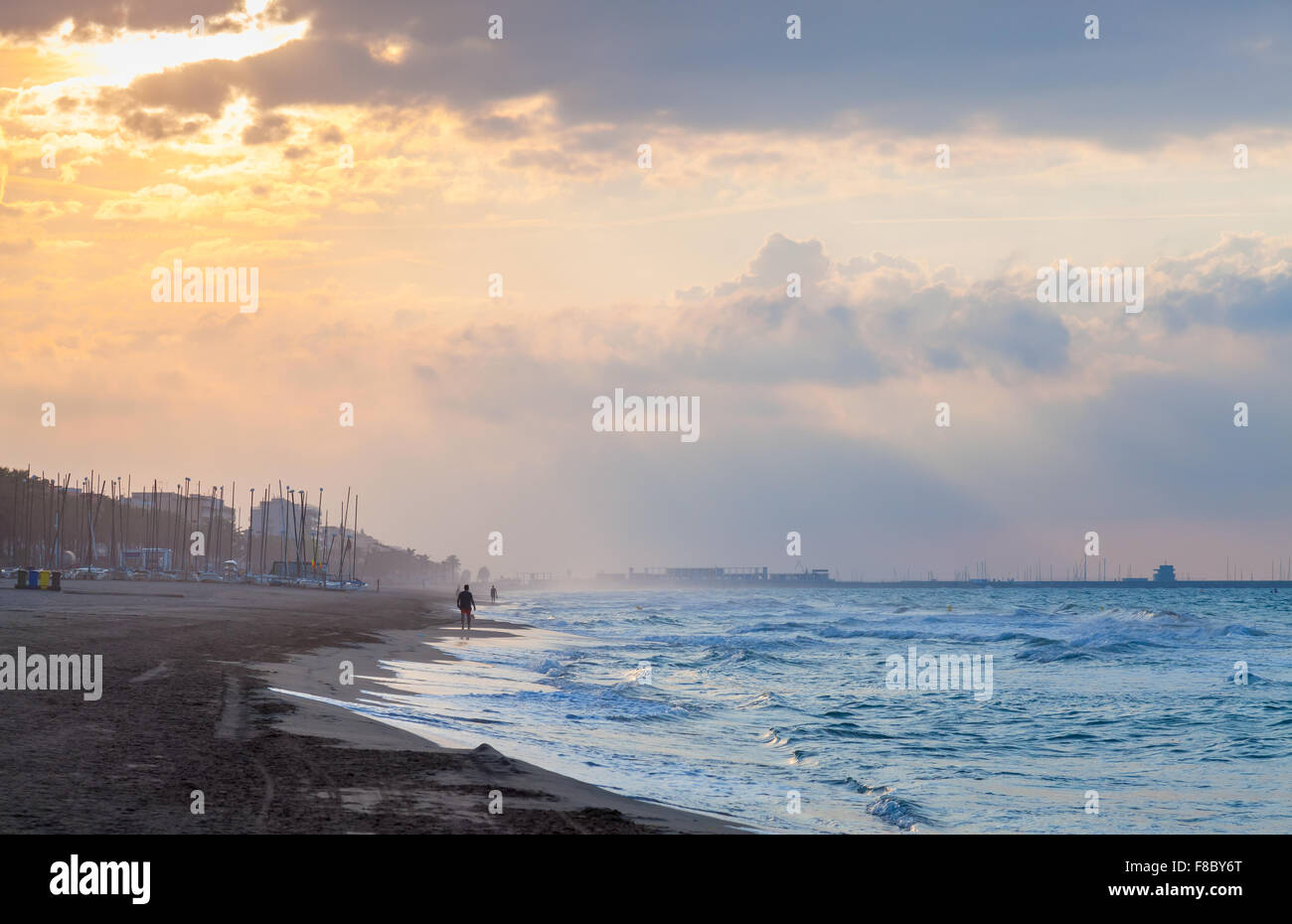 Drammatica colorato paesaggio costiero, mare Mediterraneo costa a sunrise. Calafell, Spagna Foto Stock