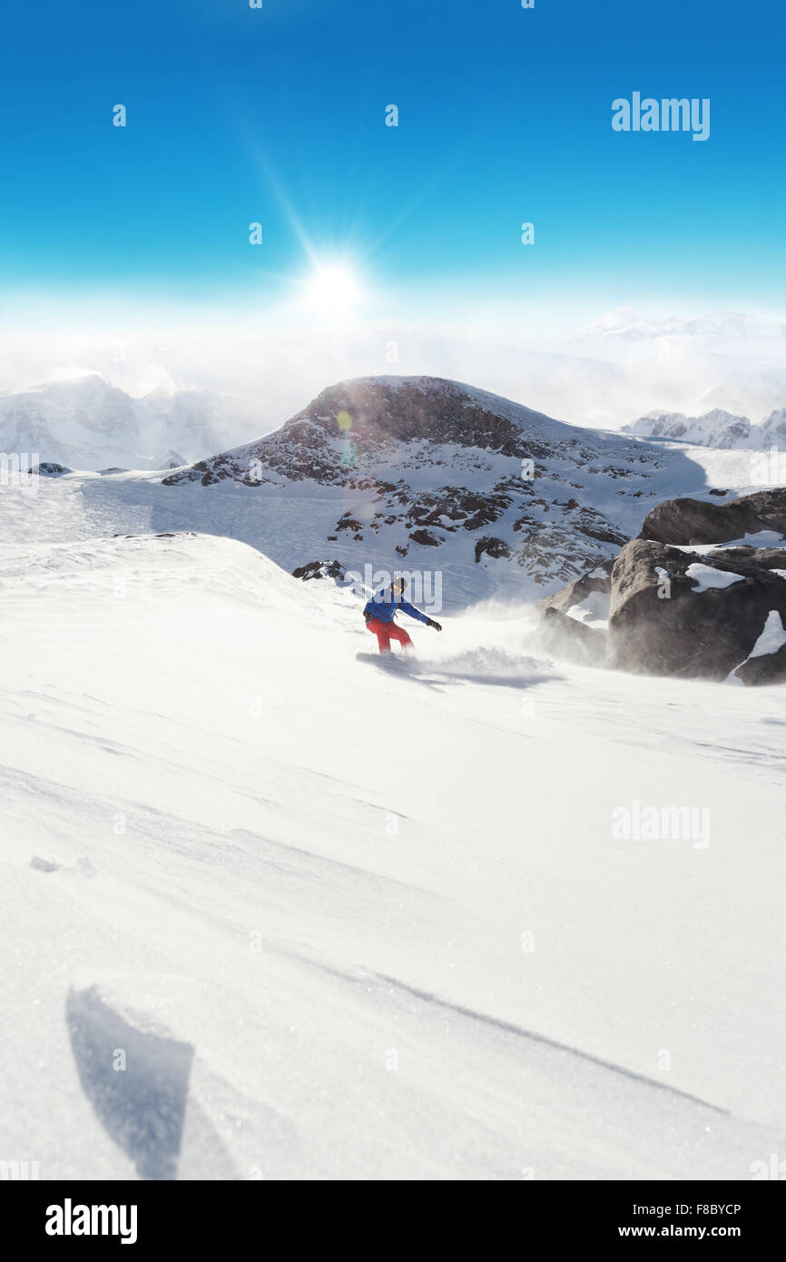 Snowboarder correndo sulle piste da sci Foto Stock