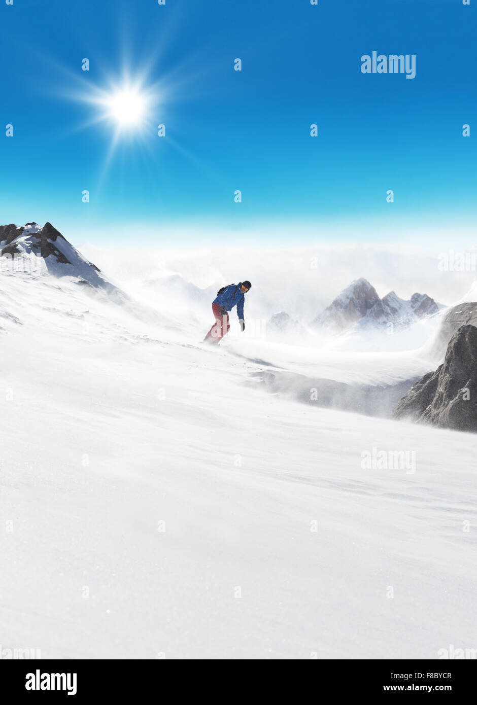 Snowboarder correndo sulle piste da sci Foto Stock