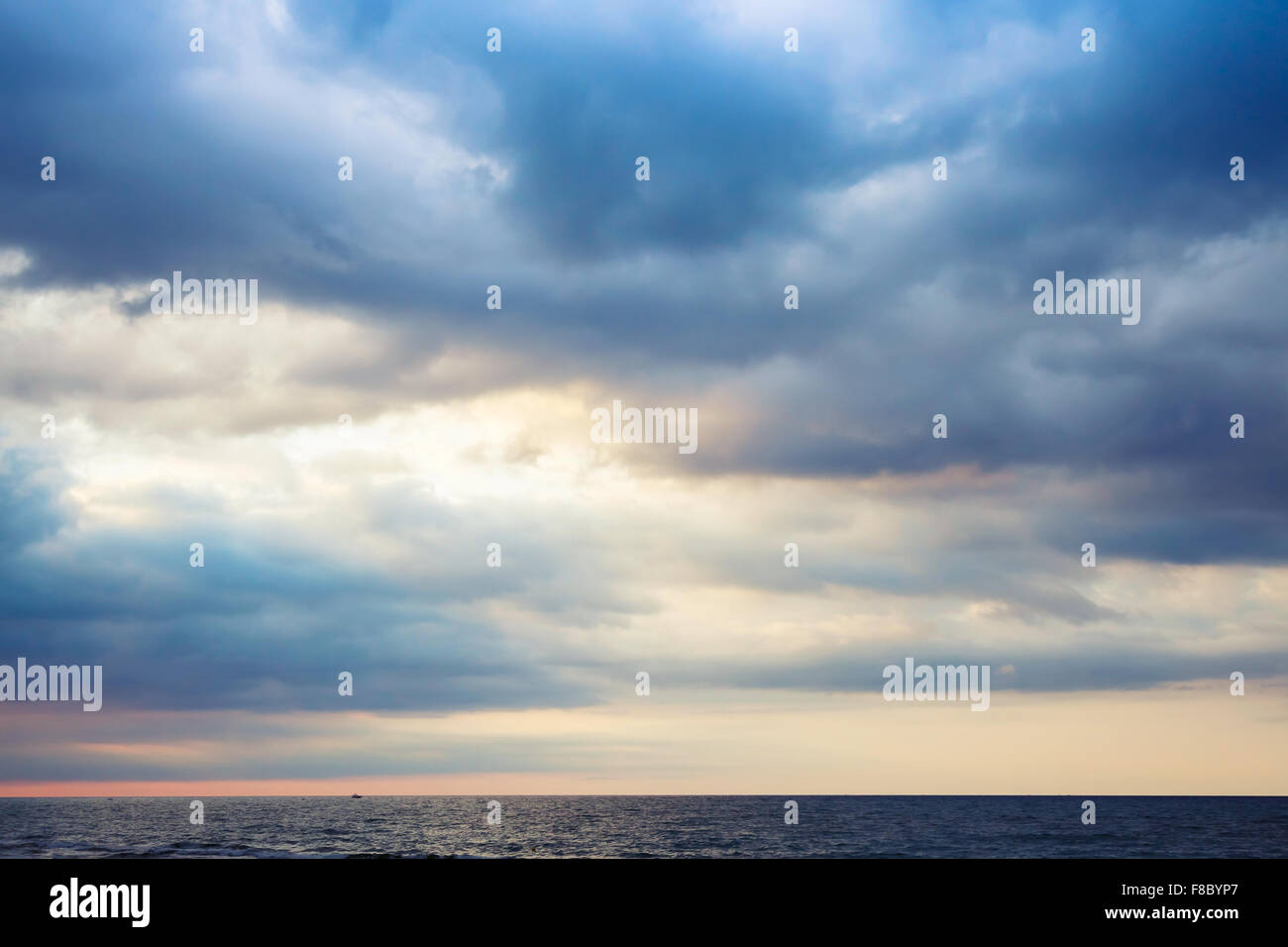 Drammatica mattina seascape e colorati di cielo nuvoloso su orizzonte Foto Stock