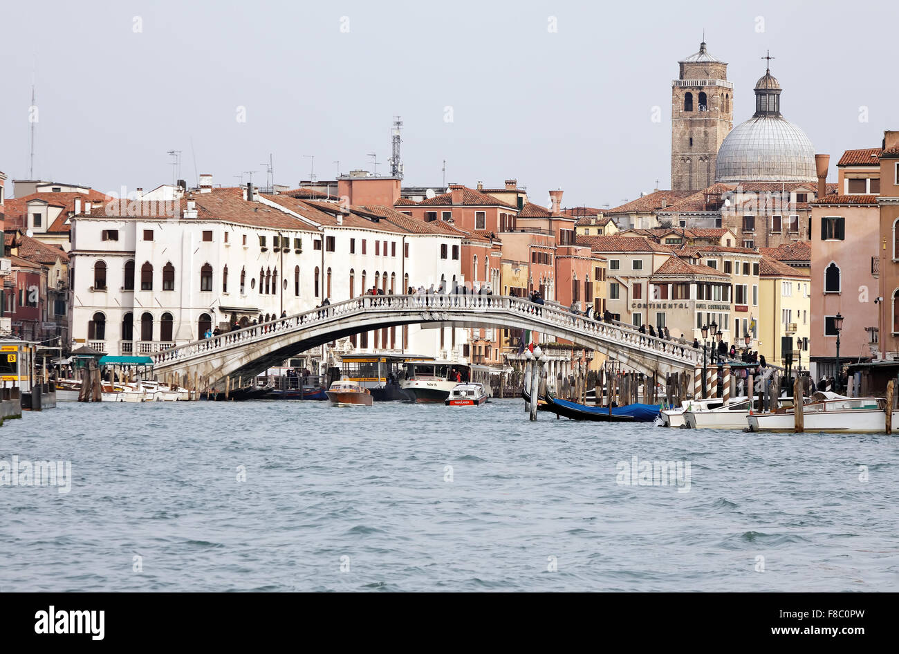 Le persone che attraversano le Grand canal sul ponte vicino dalla stazione ferroviaria Venezia Santa Lucia a Venezia, Italia Foto Stock