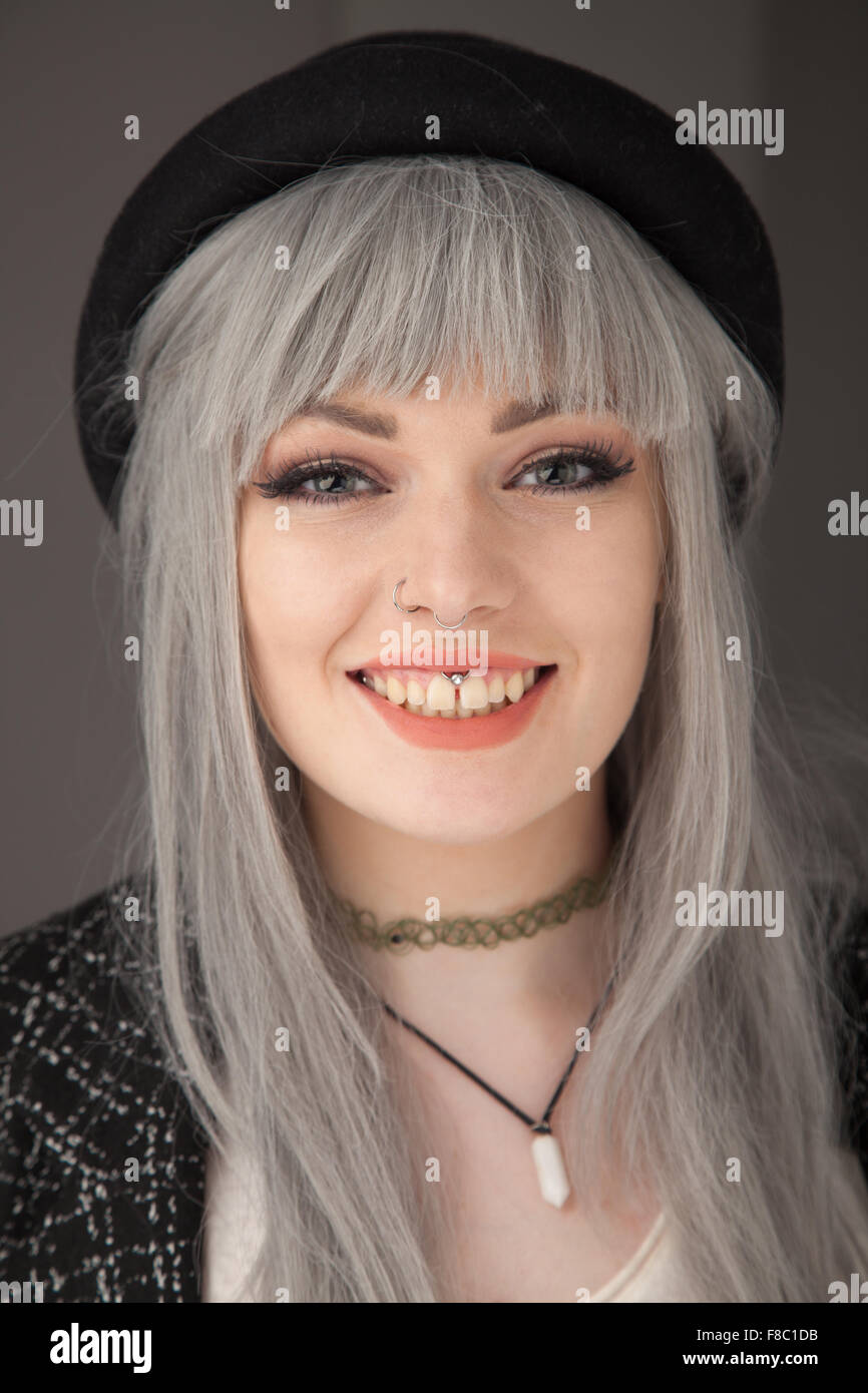 Ritratto di un diciottenne donna tinti con i capelli grigi. Foto Stock