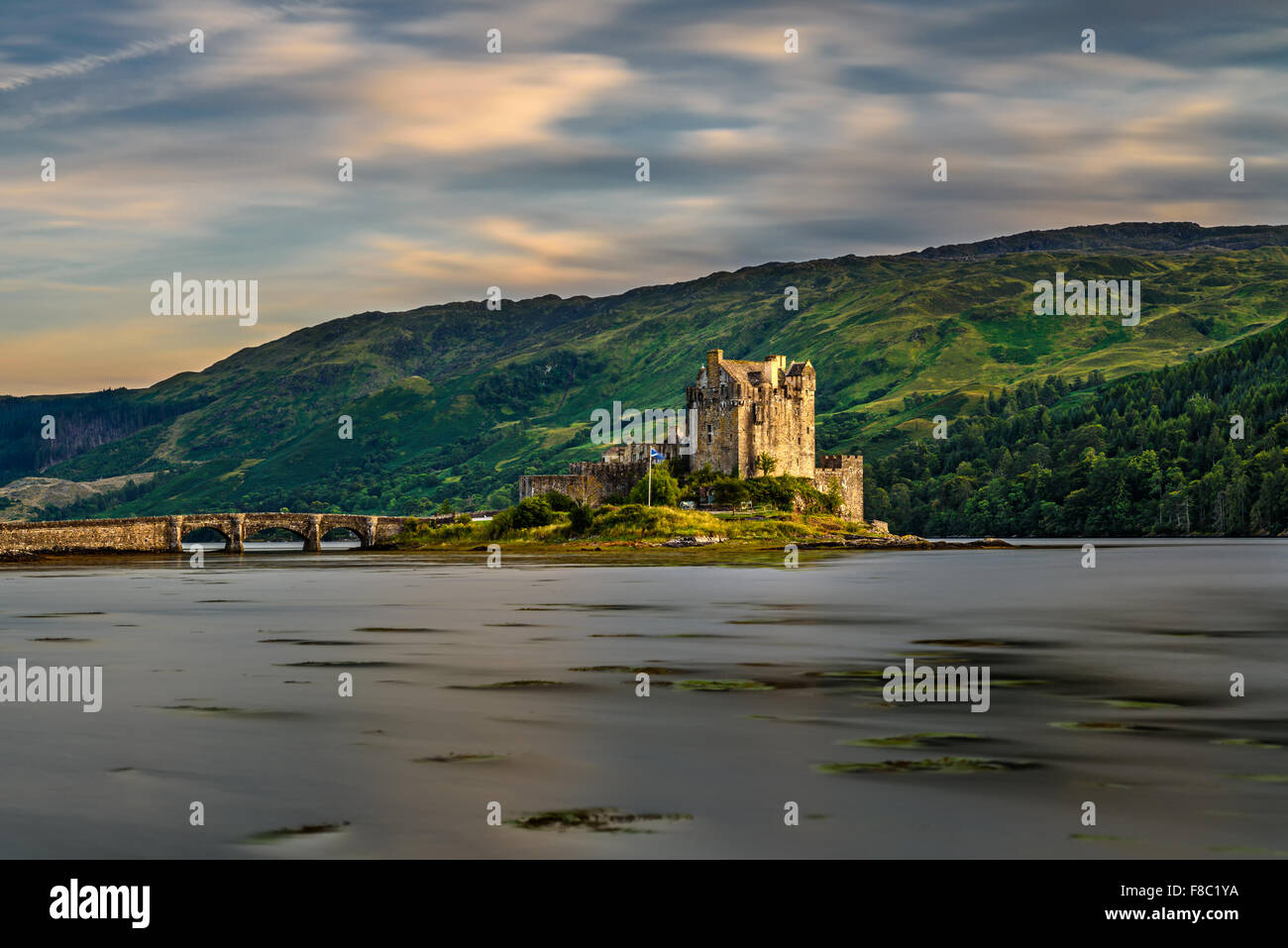 Tramonto sul Castello Eilean Donan, Scotland, Regno Unito. Lunga esposizione. Foto Stock