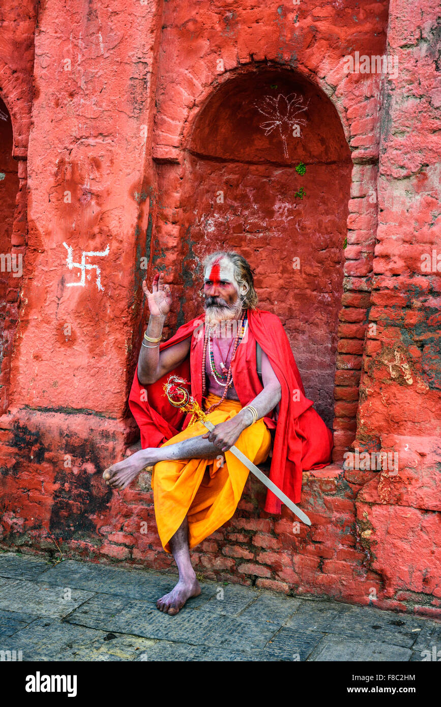 KATHMANDU, NEPAL - Ottobre 21, 2015 : Shaiva errante sadhu (uomo santo) con la tradizionale pittura del viso in Pashupatinath antica Foto Stock