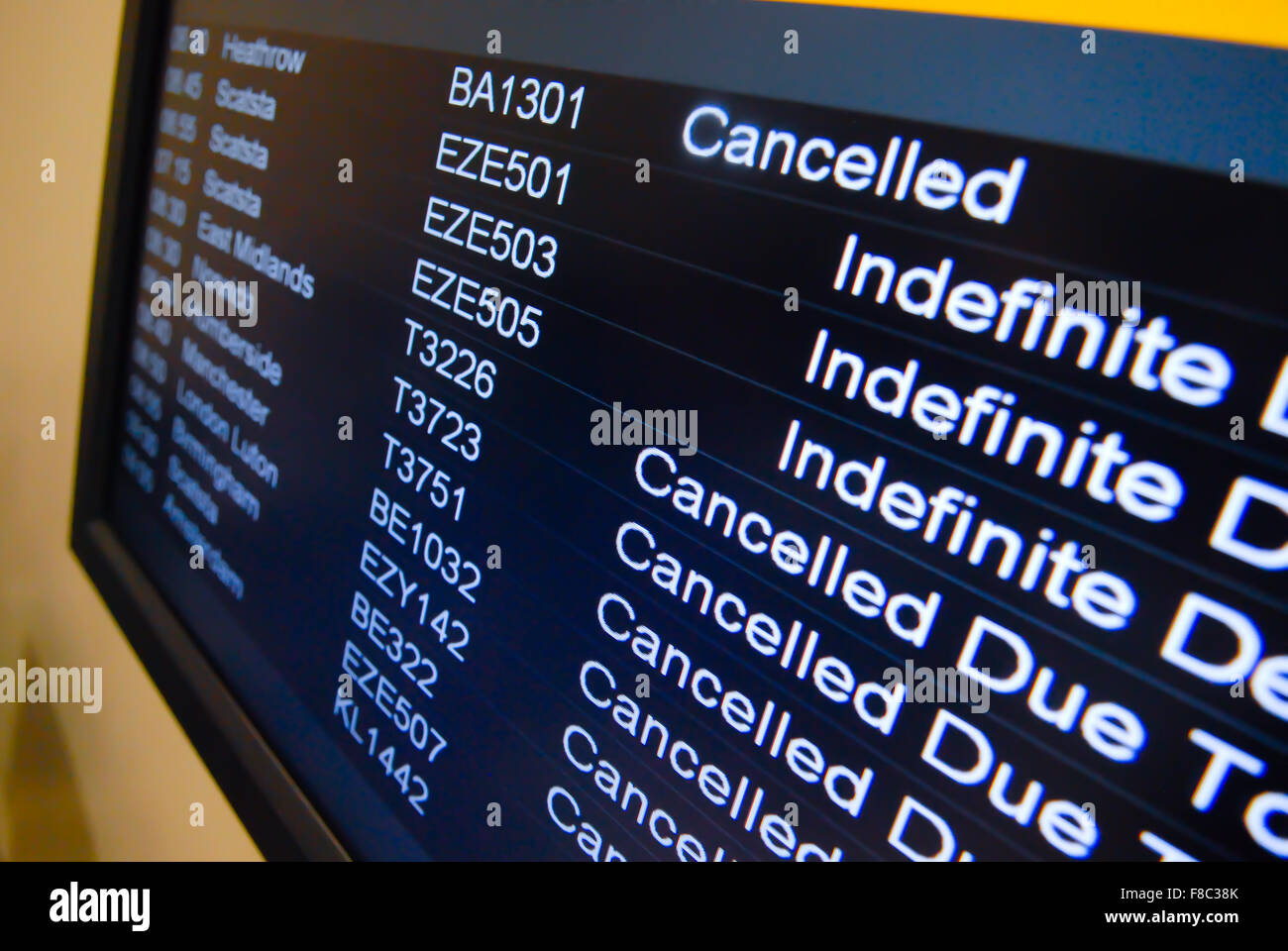 Scheda Depatures mostra ritardi nell'aeroporto di Aberdeen a Aberdeen, Scozia martedì 24 maggio 2011. Foto Stock