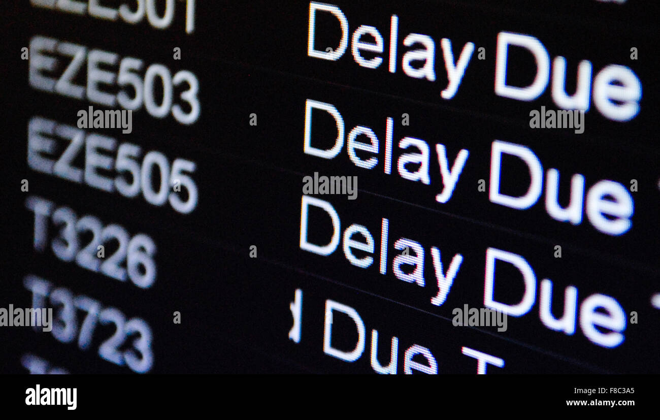 Scheda Depatures mostra ritardi nell'aeroporto di Aberdeen a Aberdeen, Scozia martedì 24 maggio 2011. Foto Stock