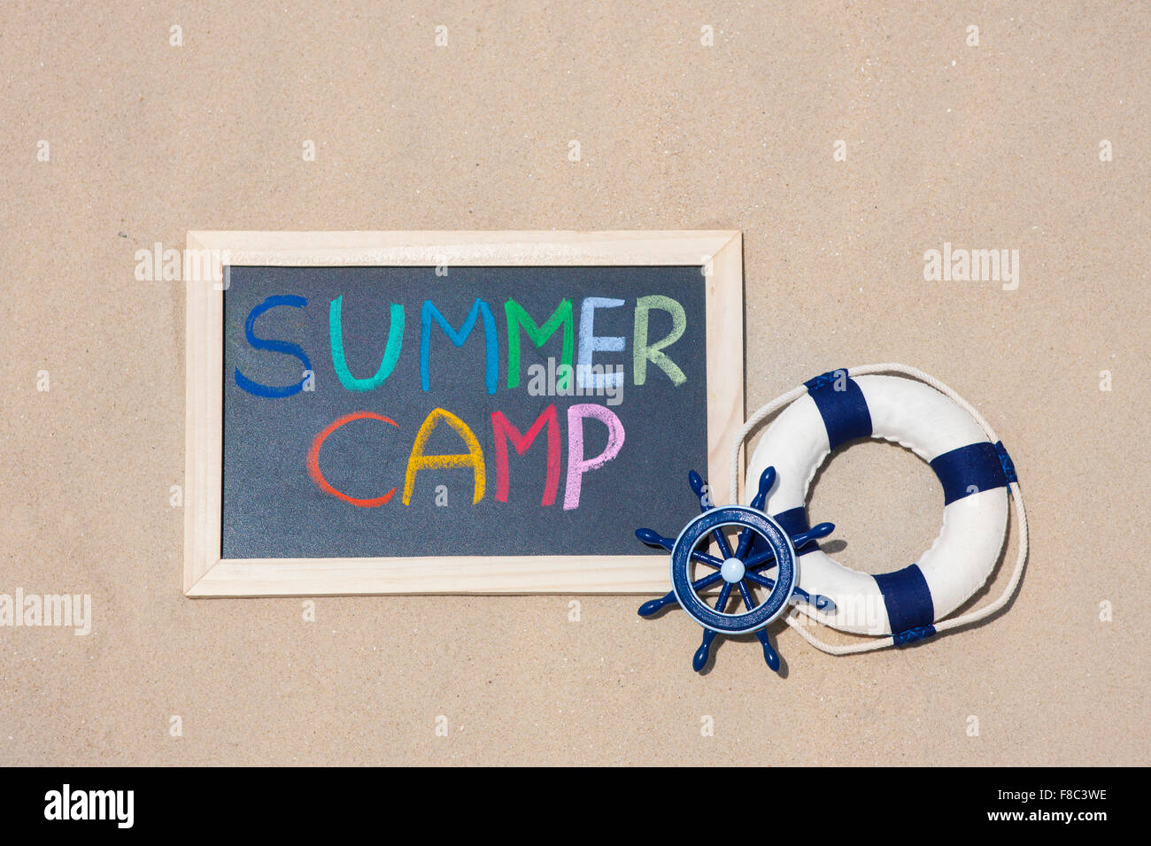 Elevato angolo di parola Summer Camp scritto sul telaio sulla sabbia Foto Stock