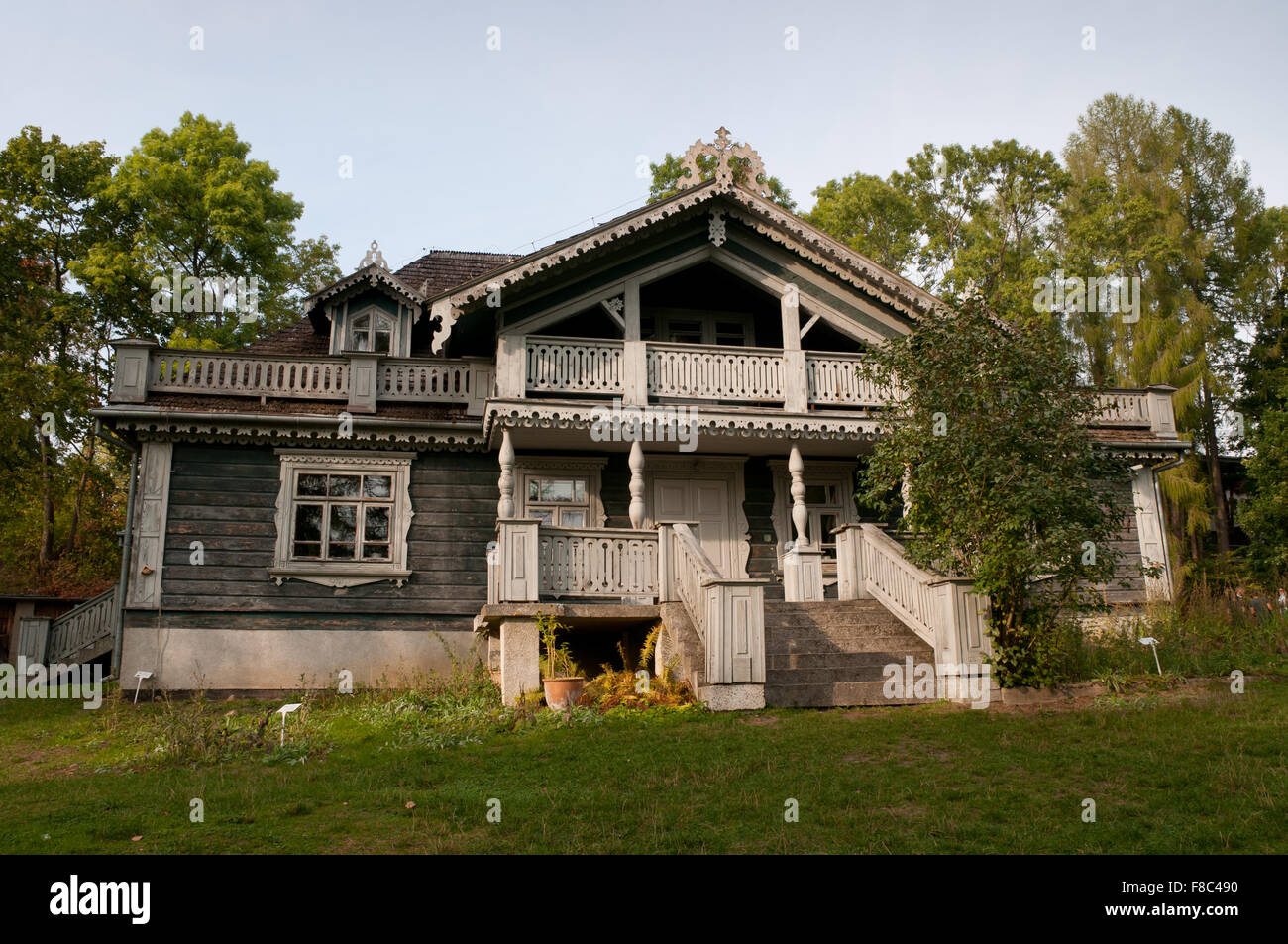 In legno antico cacciatori storico Manor House di Bialowieza Parco del palazzo, edificio ristrutturato esterno ora serve come centro per ... Foto Stock