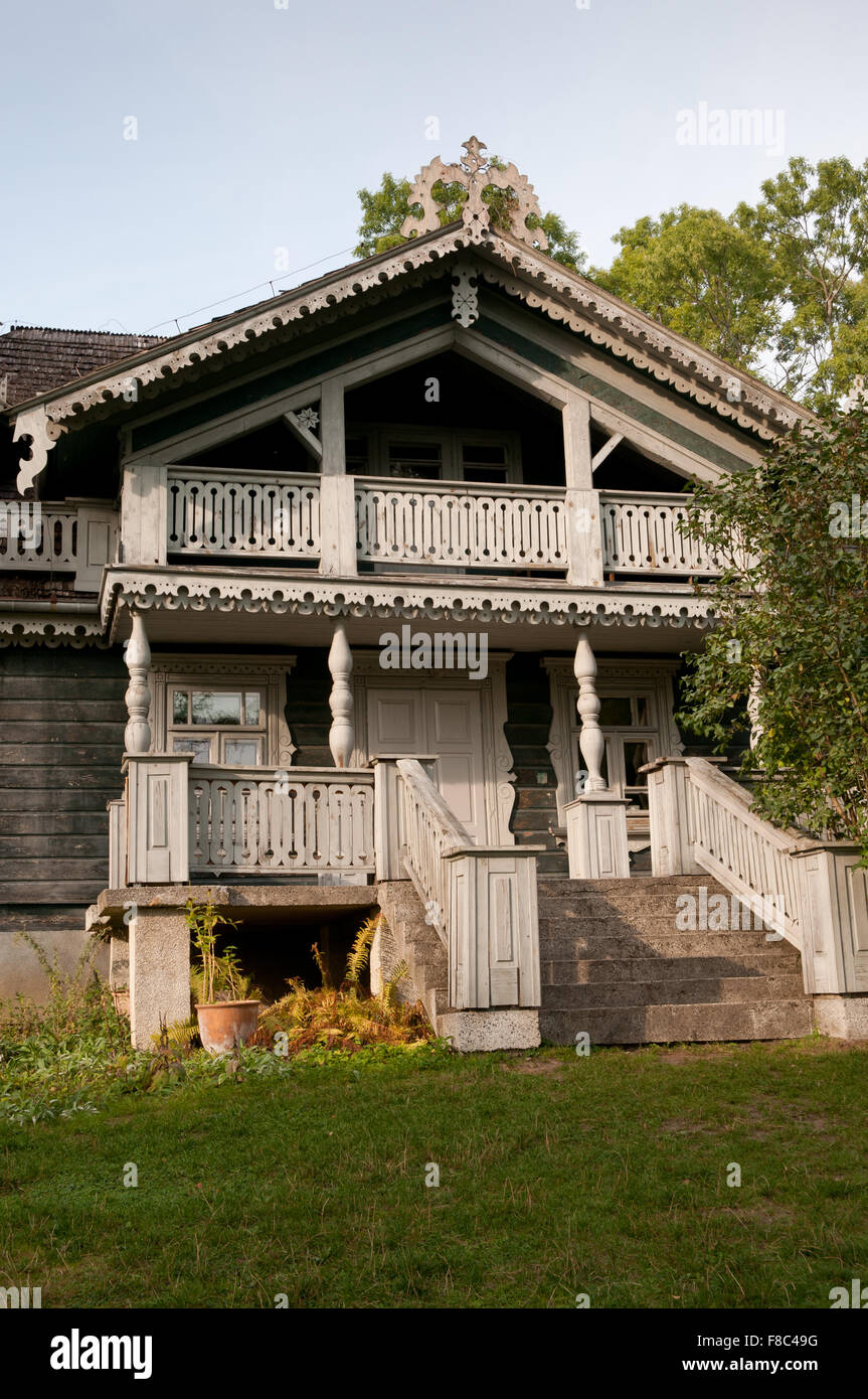 Residenza storica nel palazzo di Bialowieza Park, ristrutturato casa di cacciatori di edificio di legno ora esterna serve come centro per ... Foto Stock