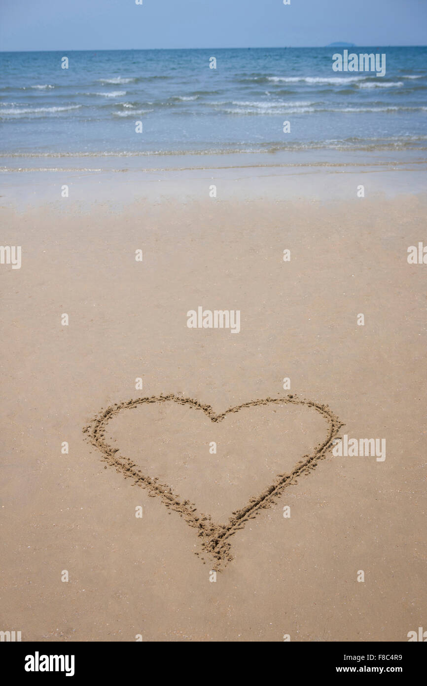 Spazio copia del paesaggio della forma di cuore disegnato sulla sabbia Foto Stock
