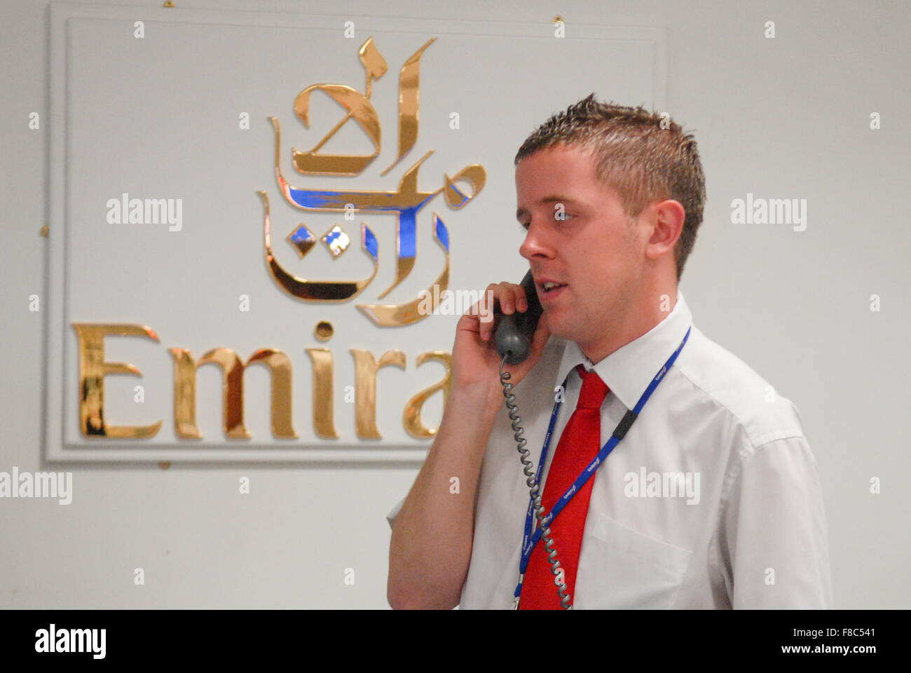 Emirates customer service desk all'Aeroporto di Aberdeen in Aberdeen, Scozia. Foto Stock