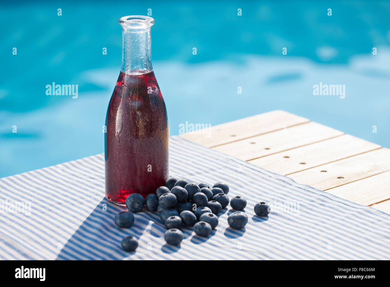 I mirtilli e il succo di mirtillo al di fuori della messa a fuoco Foto Stock