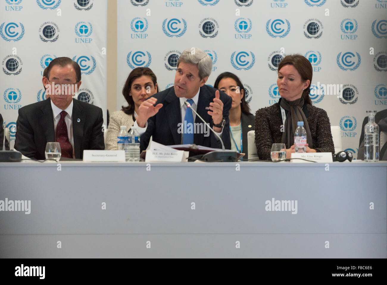 Parigi, Francia. 08 Dic, 2015. Stati Uniti Il segretario di Stato John Kerry (centro) offre il suo commento a preoccuparsi per il clima Business Forum durante la COP21 la Conferenza mondiale sui cambiamenti climatici tenutasi a Parigi. Credito: Jonathan Raa/Pacific Press/Alamy Live News Foto Stock