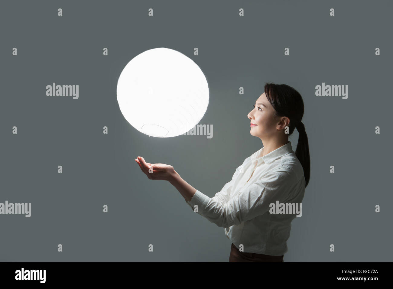 Copia circolare spazio supportato da business donna che guarda verso l'alto Foto Stock