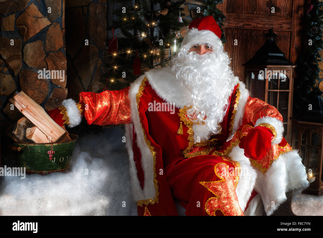 Ded Moroz (Padre Frost) - tradizionale carattere Natale seduti sulla veranda della casa Foto Stock