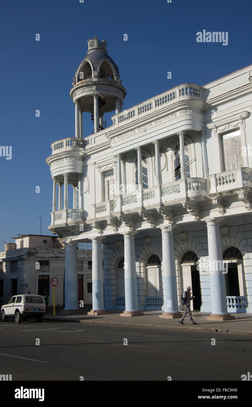 Maestosa architettura coloniale spagnola nella piazza principale di Cienfuegos, sull'isola repubblica di Cuba Foto Stock