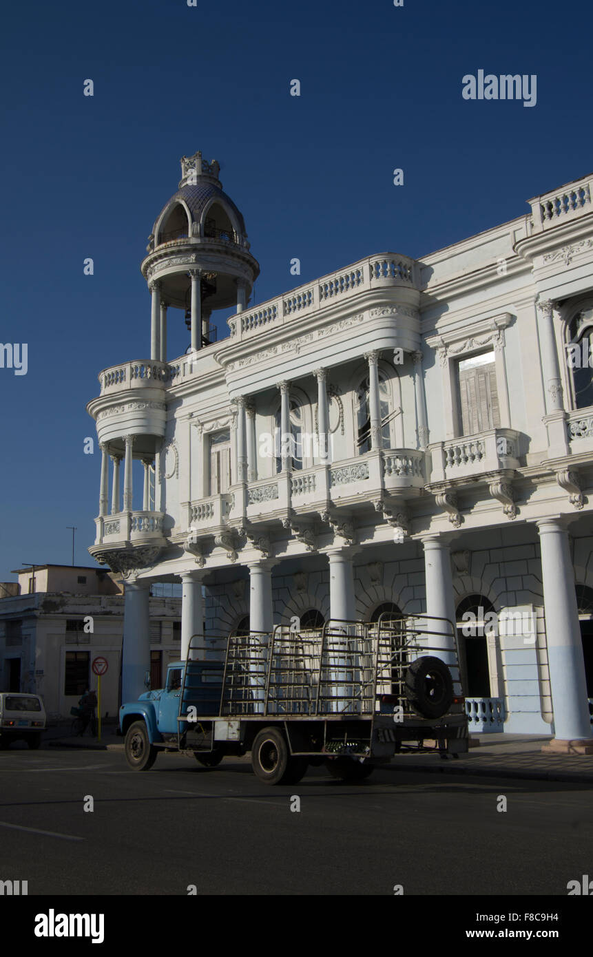 Maestosa architettura coloniale spagnola nella piazza principale di Cienfuegos, sull'isola repubblica di Cuba Foto Stock