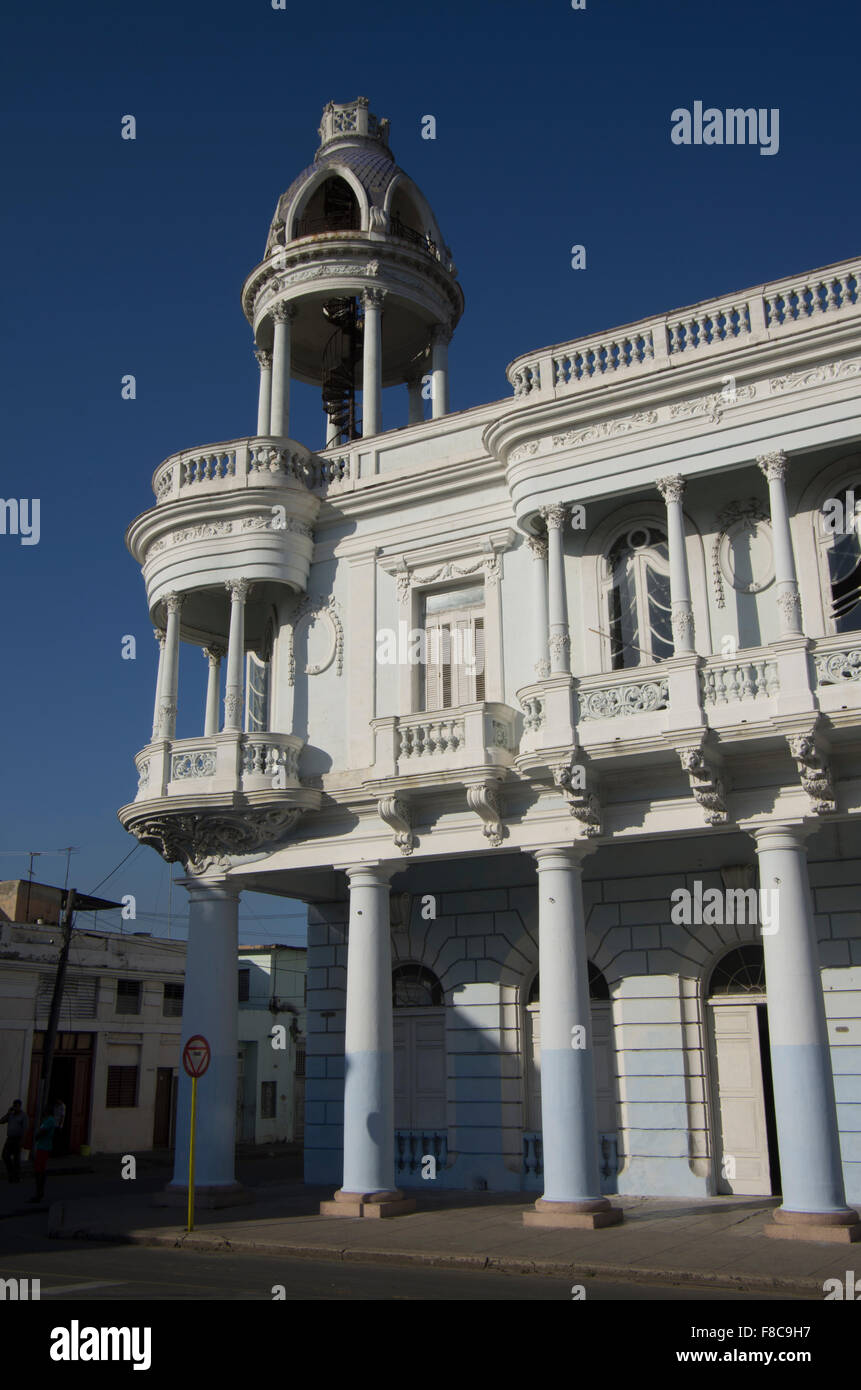 Maestosa architettura coloniale spagnola nella piazza principale di Cienfuegos, sull'isola repubblica di Cuba Foto Stock