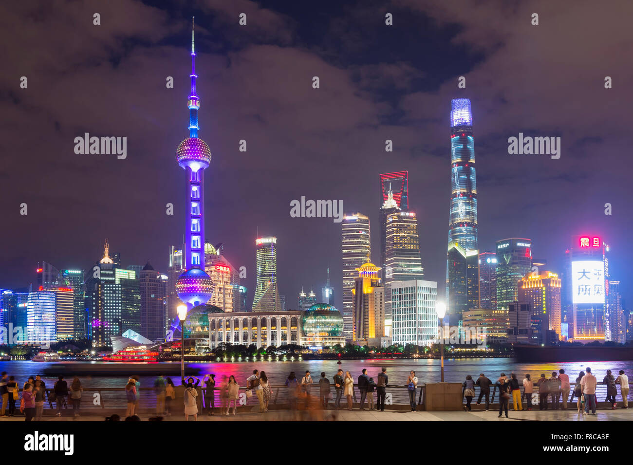 Distretto Finanziario di Pudong skyline notturno, Shanghai, Cina Foto Stock