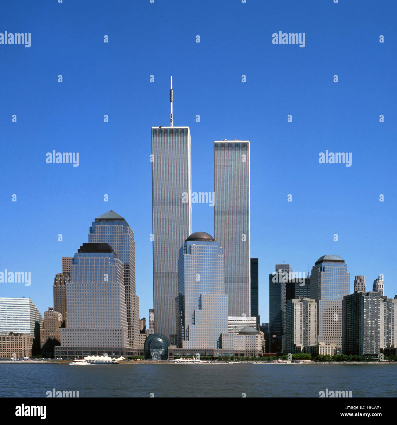 La skyline di New York con il World Trade Center visto dal New Jersey Foto Stock