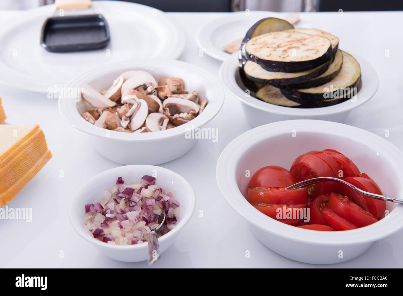 Le spezie e le verdure per la raclette con gli amici Foto Stock