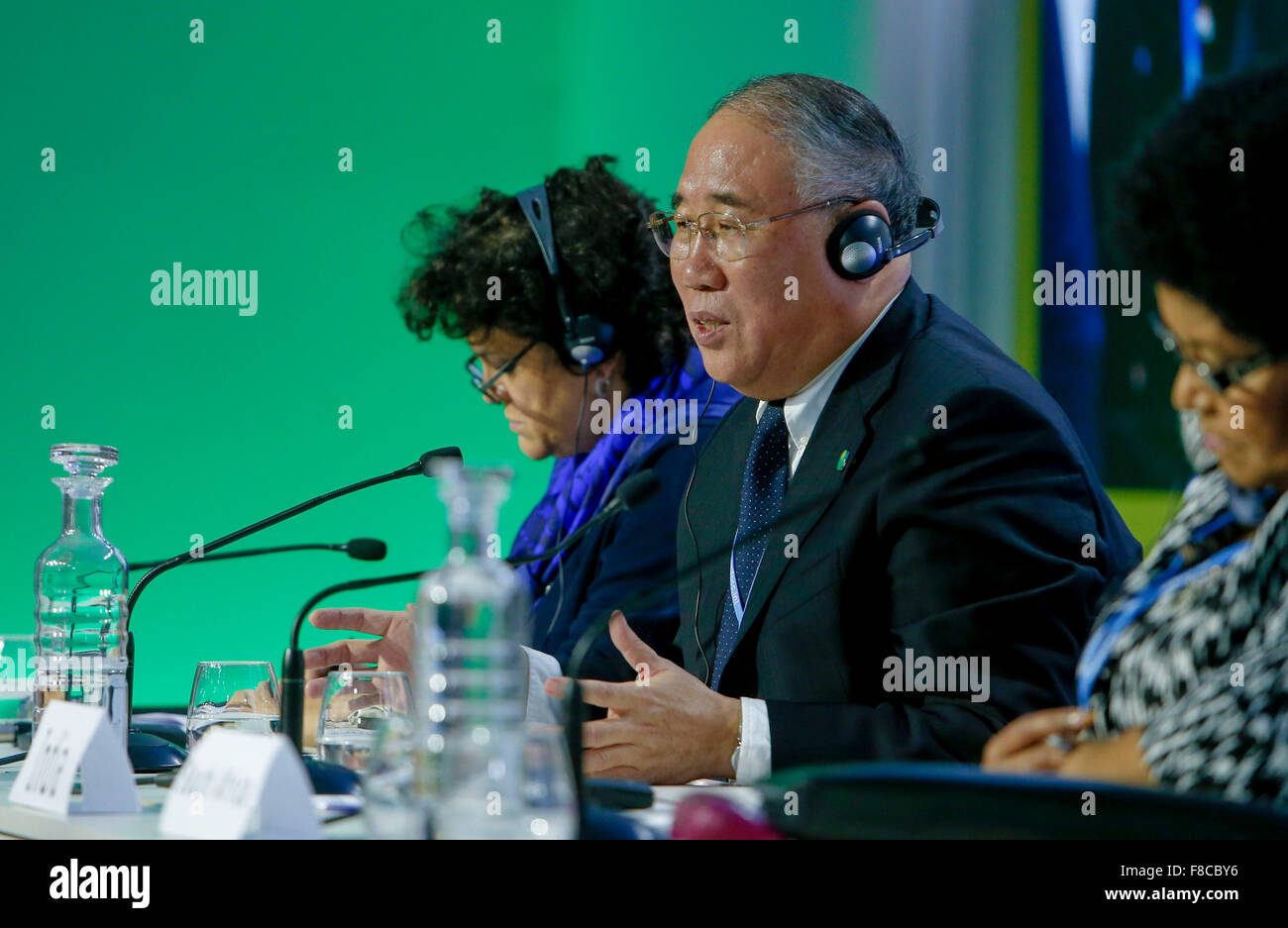 Parigi, Francia. L'8 dicembre, 2015. Xie Zhenhua, la Cina del rappresentante speciale per il cambiamento climatico, partecipa a una conferenza stampa a Parigi durante la Conferenza sui cambiamenti climatici che si terrà a Le Bourget sulla periferia nord di Parigi, Francia, 8 dicembre, 2015. Paesi di base, vale a dire il Brasile, Sud Africa, India e Cina, martedì chiamato per un clima di Parigi accordo in conformità con i principi di equità e di comuni ma differenziate responsabilità e alle rispettive capacità. Credito: Zhou Lei/Xinhua/Alamy Live News Foto Stock