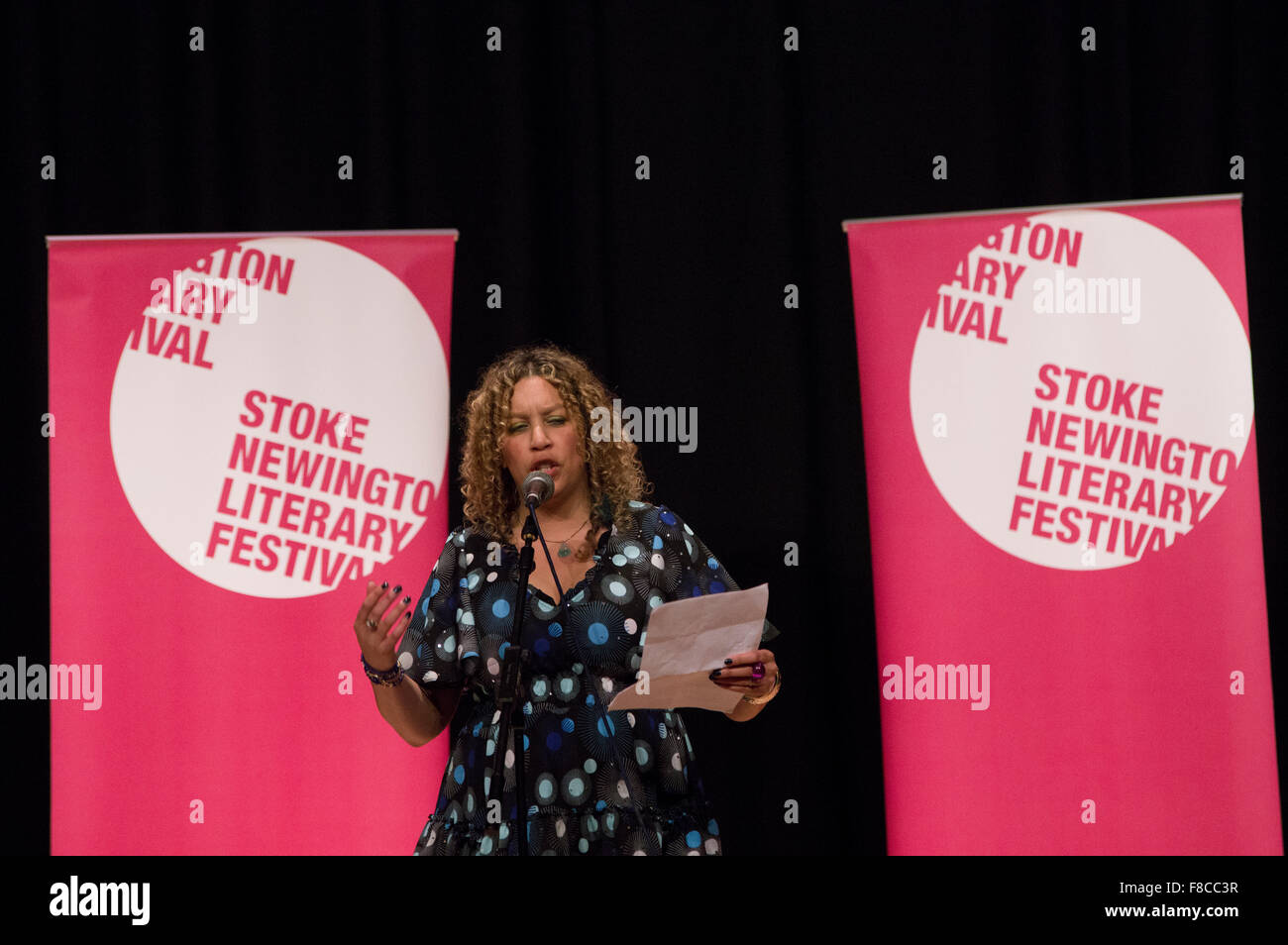 Salena Godden, poeta inglese e autore di lettura al 2015 Stoke Newington festival letterario a Stoke Newington Town Hall Foto Stock