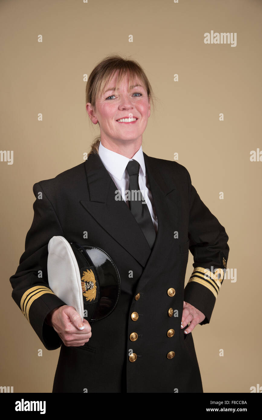 Ritratto di una donna comandante Lt in uniforme e tenendo premuto il suo  cappello sotto il suo braccio Foto stock - Alamy
