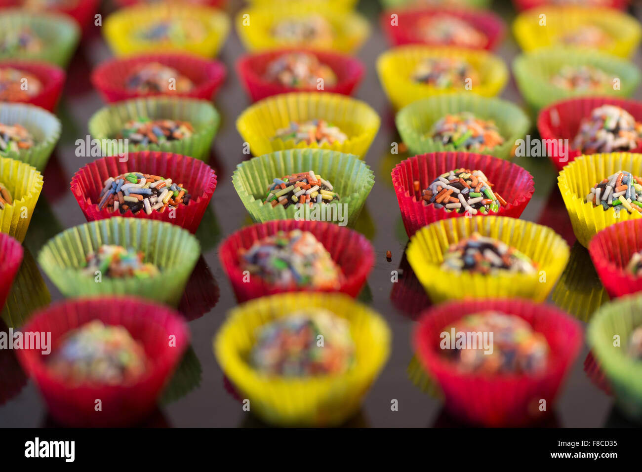 Mini torte coperte con centinaia e migliaia Foto Stock