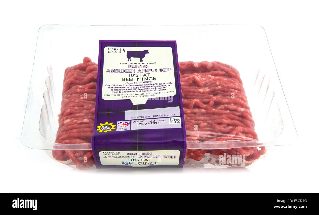 British Aberdeen Angus tritare la carne di manzo su uno sfondo bianco, venduto da Marks & Spencer Foto Stock