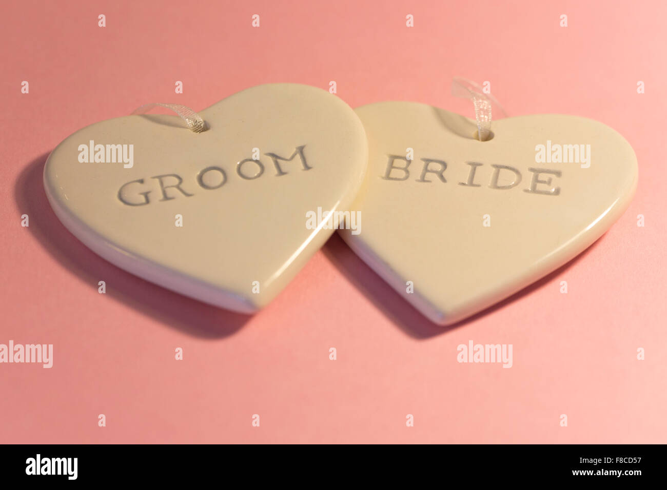 Due cuori con la scritta "sposa' e 'sposo' Foto Stock