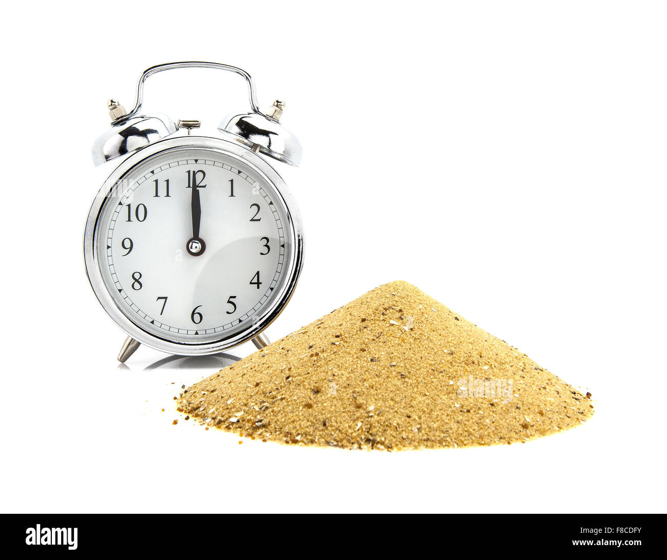 Orologio sveglia con pila di sabbia di sfondo bianco, passando del concetto di tempo Foto Stock Orologio sveglia con pila di sabbia di sfondo bianco, passando del concetto di tempo Foto Stock