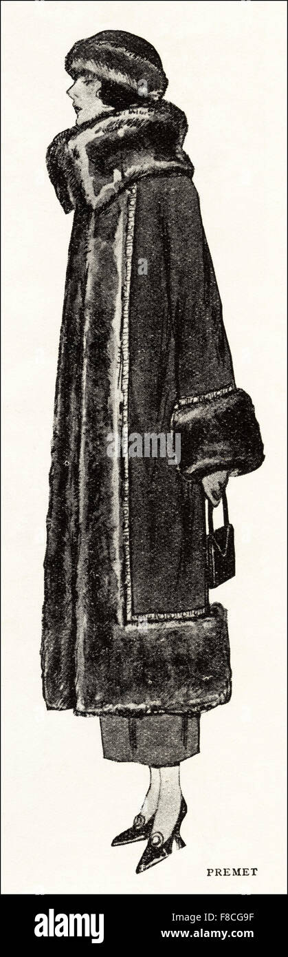 Moda di Parigi del 1923. Enca la moda di 1920s. Spalmare del designer Premet in panno nero con fasce loutre orlata di blu e rosso galon. Foto Stock