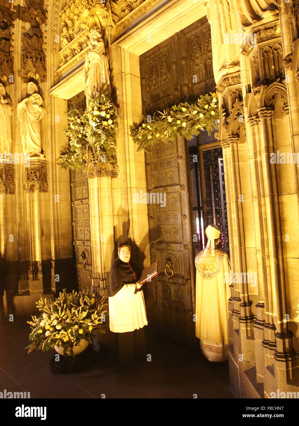 Colonia, Germania. 08 Dic, 2015. La "Porta Santa" illuminato da luce dorata è aperta dal cardinale e arcivescovo di Rainer Maria Woelki presso la cattedrale di Colonia, Germania, 08 dicembre 2015. La Chiesa cattolica romana arcidiocesi di Colonia avranno inizio ufficialmente il "Anno Santo della misericordia" iniziato da Papa Francesco il 08 dicembre 2015. Foto: ROLAND WEIHRAUCH/dpa/Alamy Live News Foto Stock