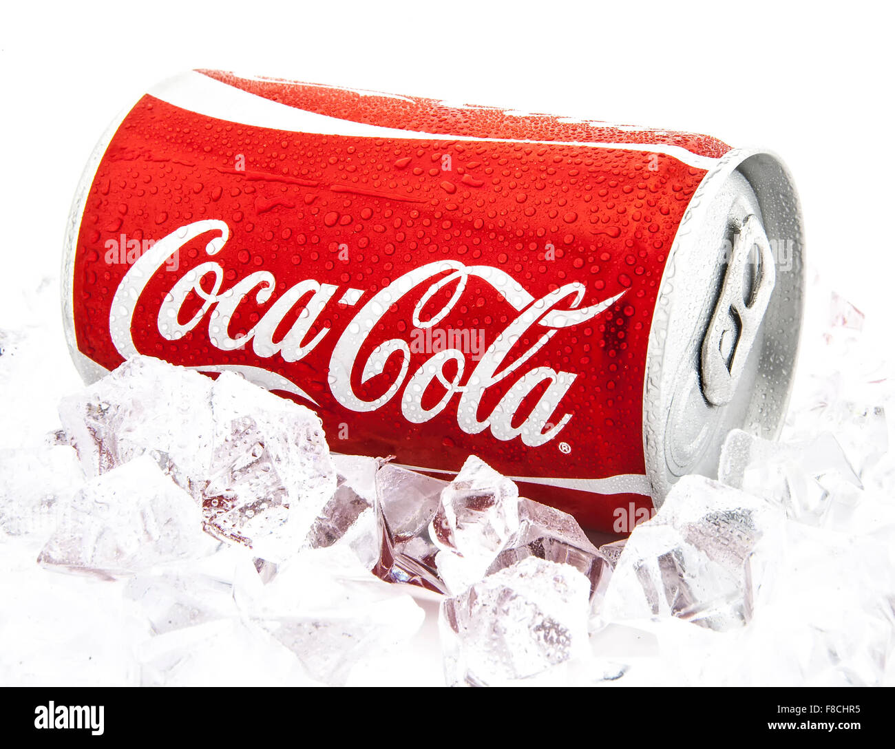 Possibile di Coca Cola su un letto di ghiaccio su sfondo bianco Foto Stock