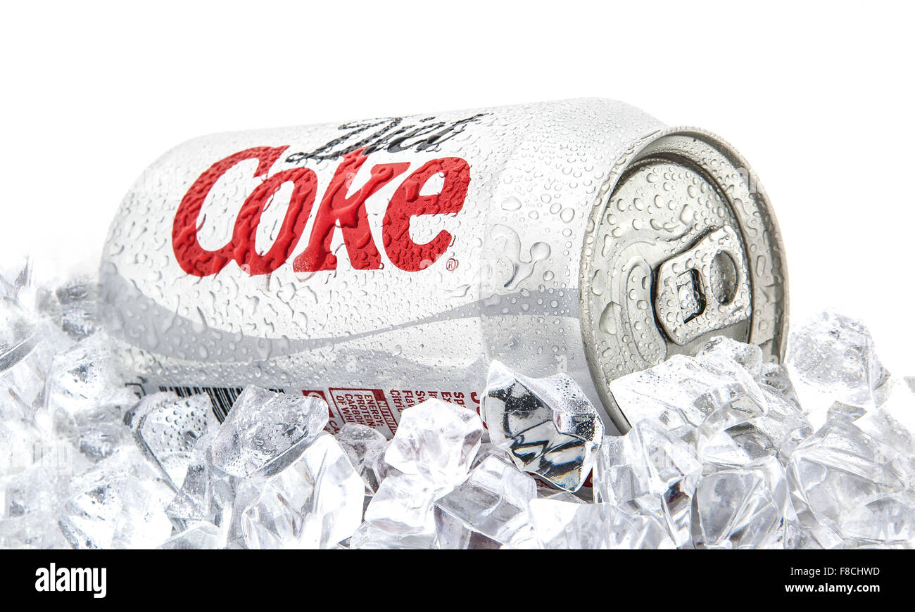 Può la dieta Coca-Cola su un letto di ghiaccio su sfondo bianco Foto Stock