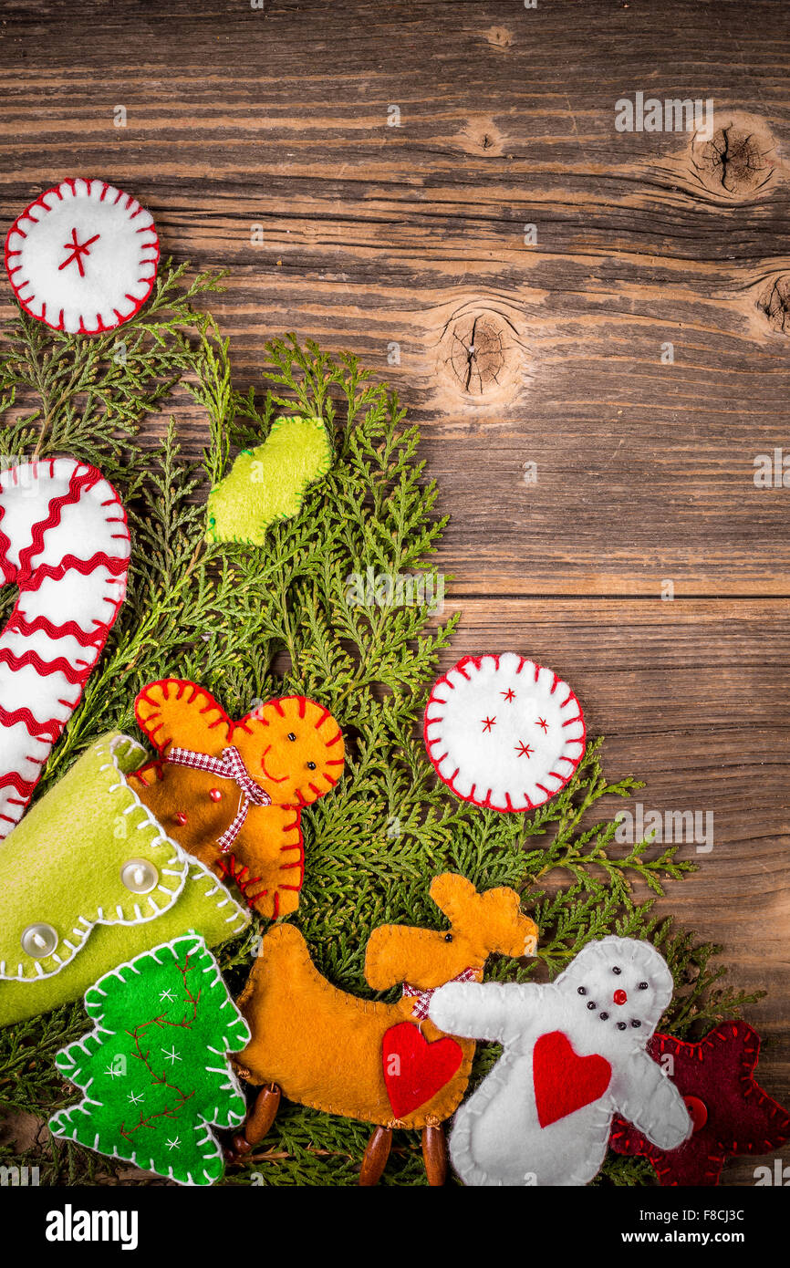 Fatte a mano le decorazioni di Natale sulla vintage sfondo di legno Foto Stock