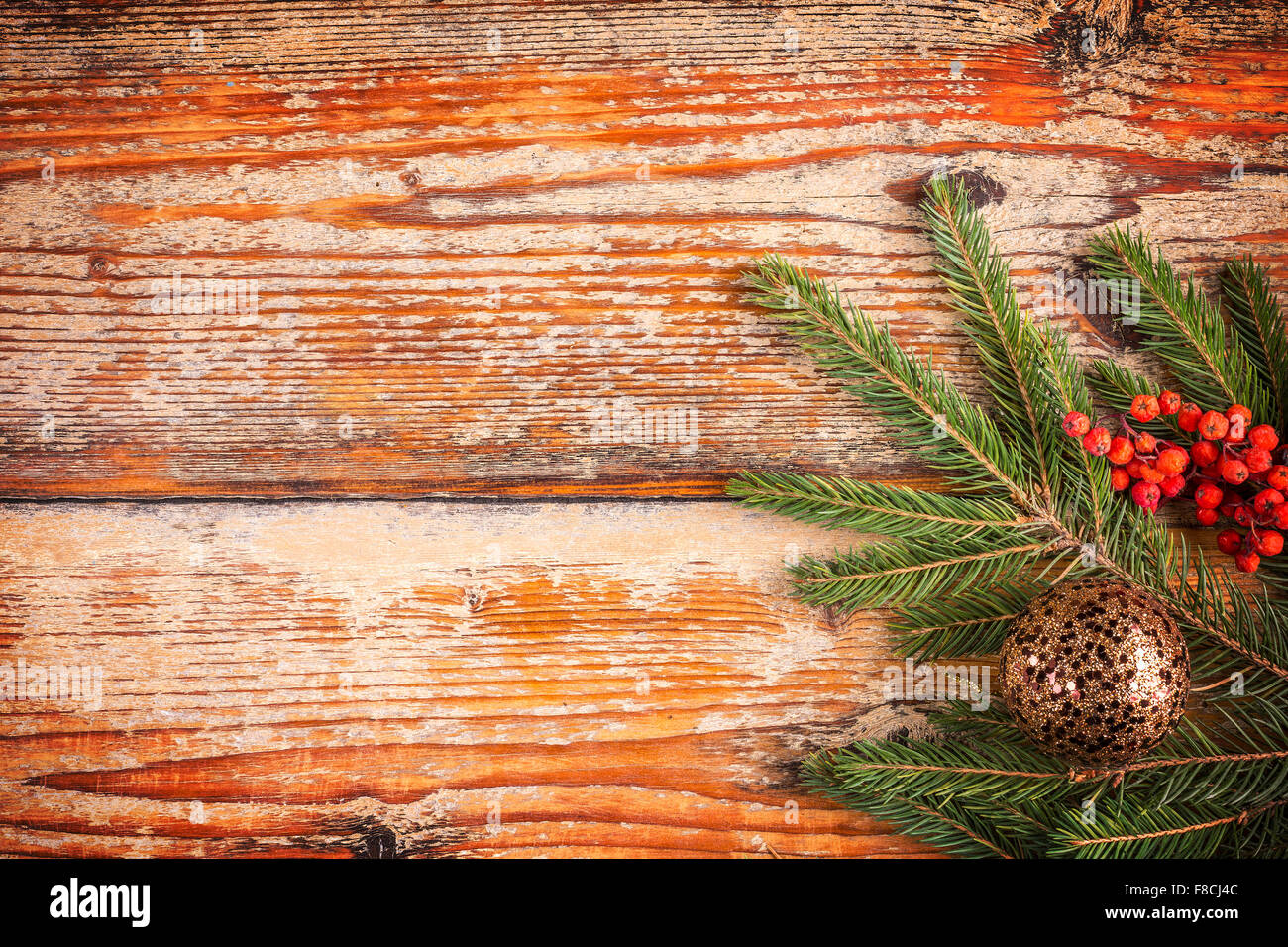 Abete con decorazioni di Natale sul rustico sfondo di legno Foto Stock