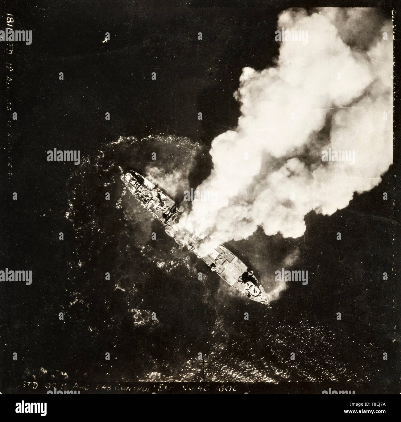 La Seconda Guerra Mondiale la RAF ricognizione aerea fotografia di una nave da guerra tedesca sul fuoco nel Mare Mediterraneo dopo un attacco alleato, adottata nel mese di agosto 1943 Foto Stock