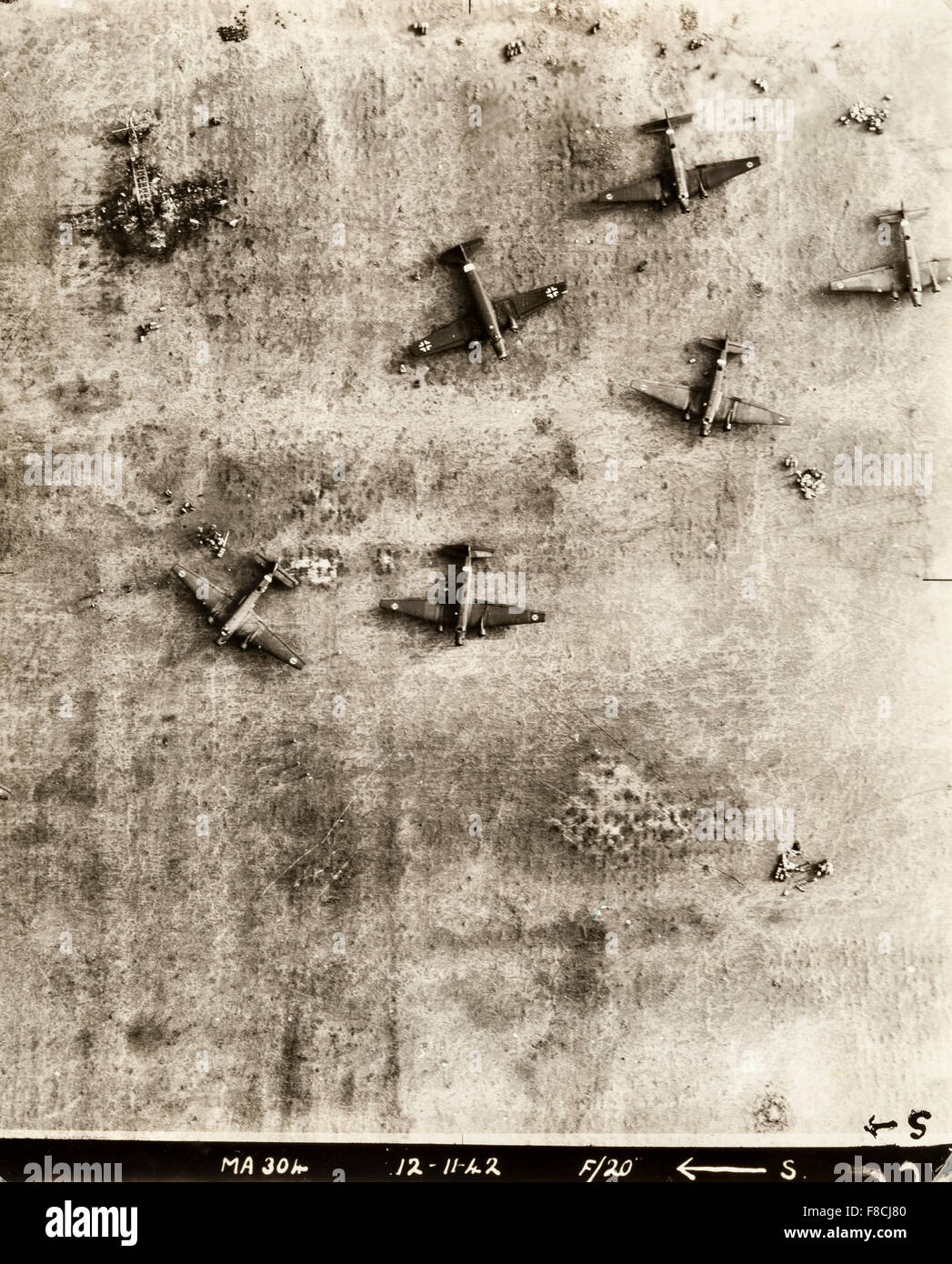 La Seconda Guerra Mondiale la RAF ricognizione aerea fotografia di un campo di aviazione tedesca in Nord Africa dopo un bombardamento, mostrante la distruzione o il danneggiamento aeromobile sul terreno. Il velivolo sembrano essere Junkers Ju 52 bombardieri. La foto è stata scattata nel novembre 1942 Foto Stock