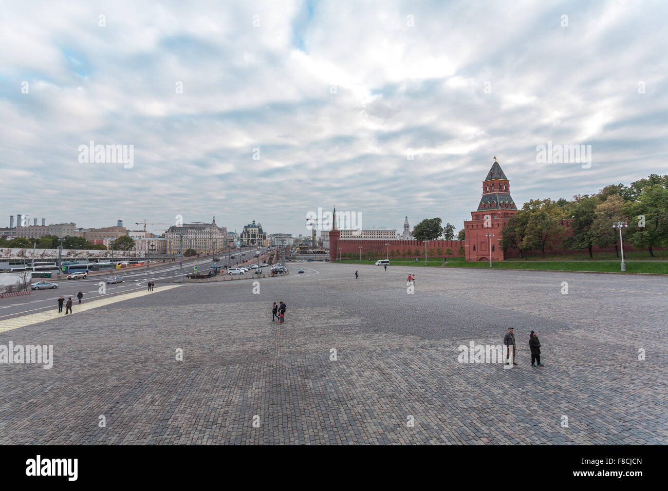 Mosca, Russia - 14 Ottobre 2015: vicino il Cremlino e la Piazza Rossa. Vista da Vasilevsky discesa su Bolshoy Moskvoretsky Bridge. Foto Stock