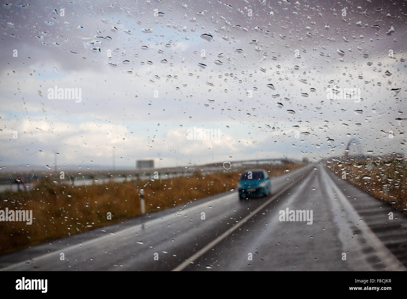 Immagine astratta della vettura e la strada attraverso la finestra Foto Stock