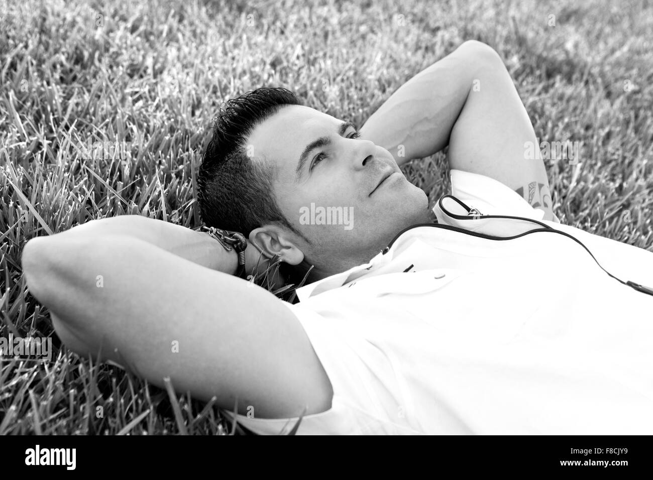 L'uomo ritratto sdraiati sull'erba. Foto Stock