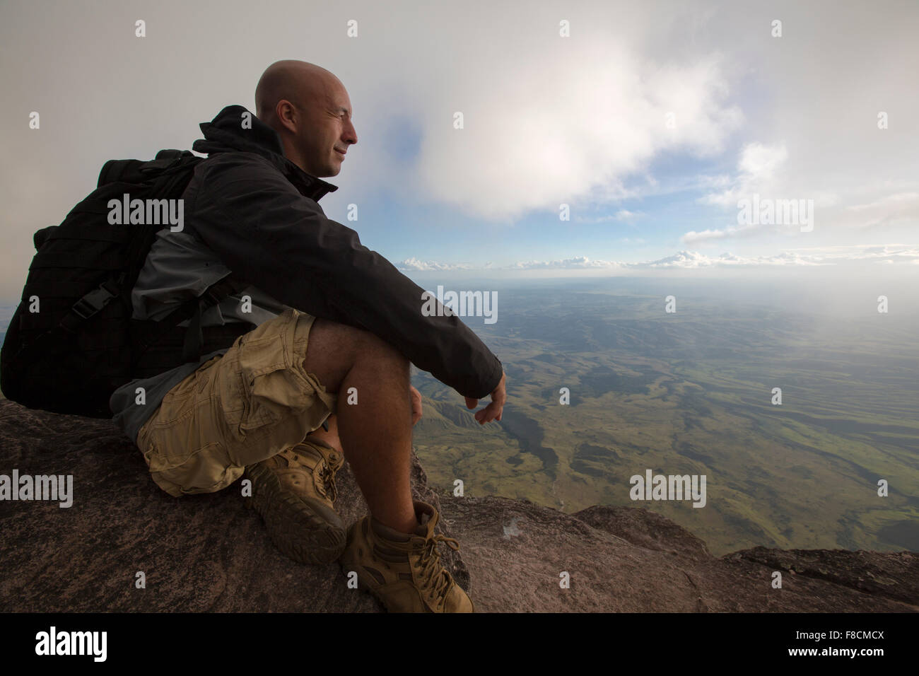 Escursionista presso la cima di una montagna del Monte Roraima Foto Stock