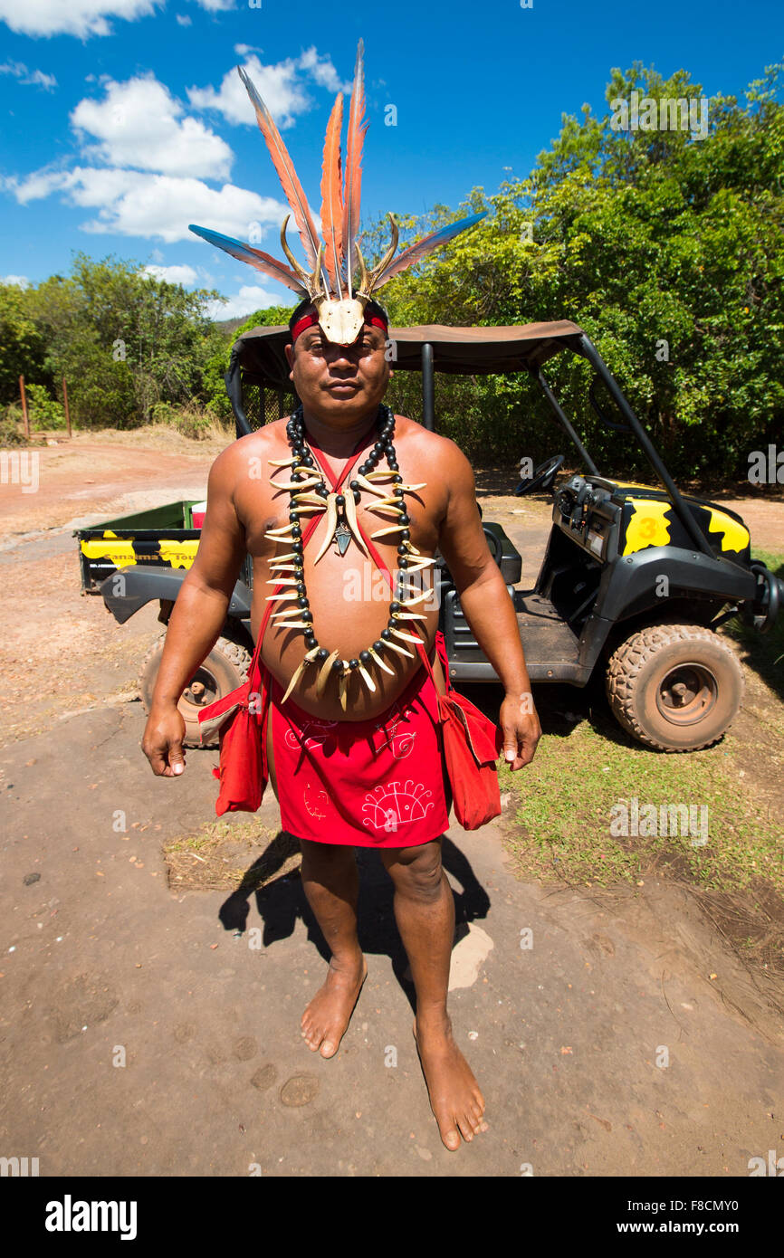 Ritratto di indigeni uomo che indossa un cappello di piume e legno intagliato, Venezuela Foto Stock