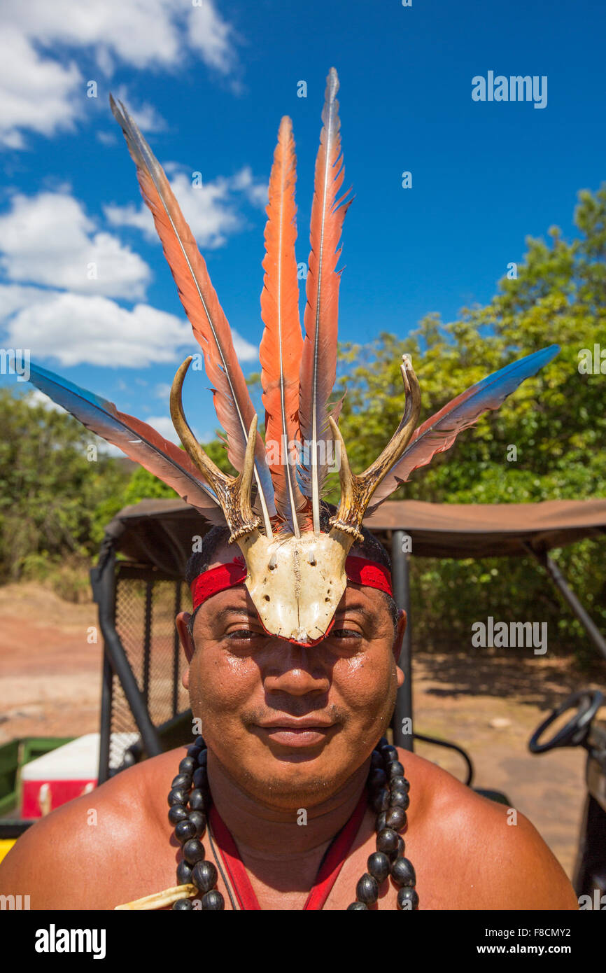 Ritratto di indigeni uomo che indossa un cappello di piume e legno intagliato, Venezuela Foto Stock