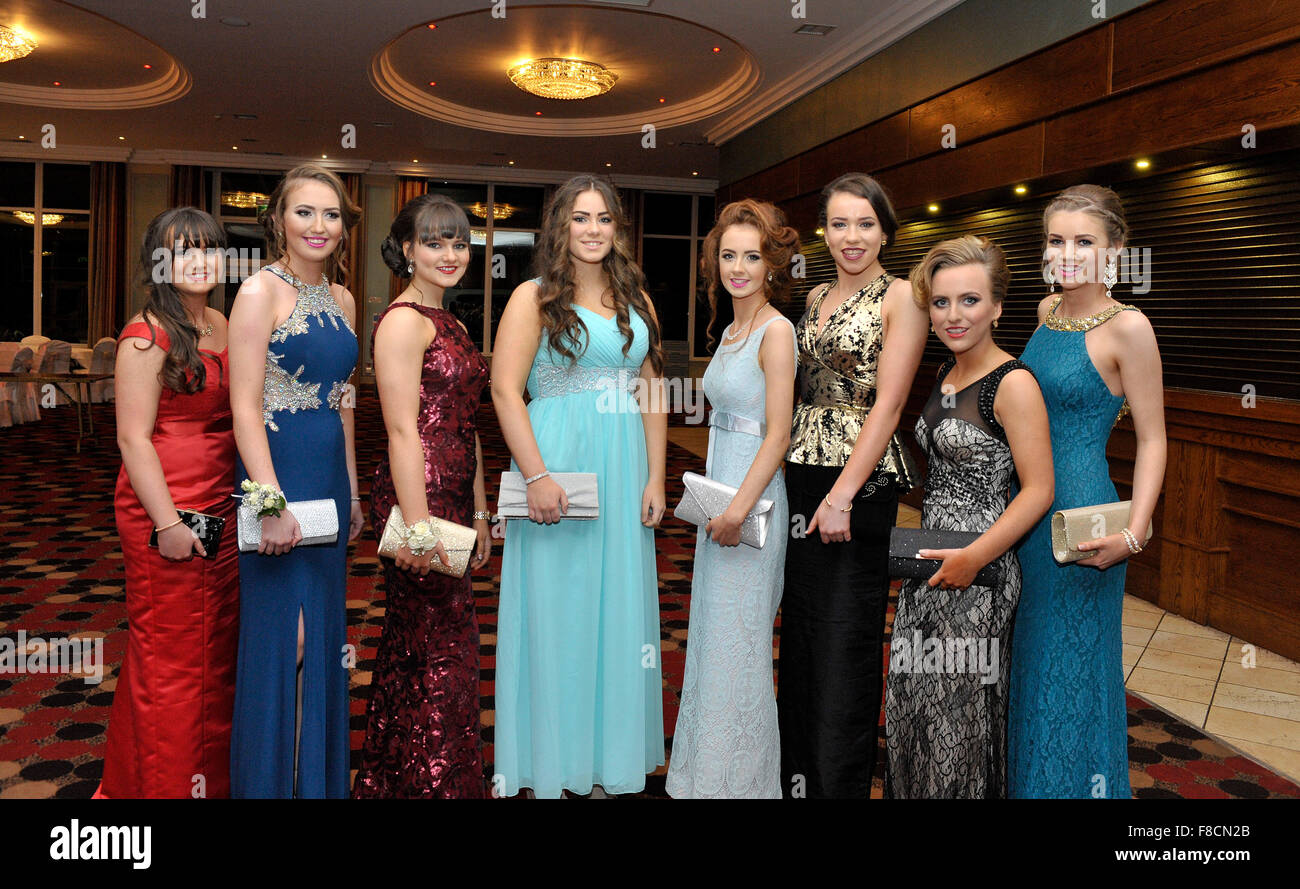 Adolescente ragazze irlandesi in abito da sera presso il college ballo formale nella Contea di Donegal,Iireland Foto Stock