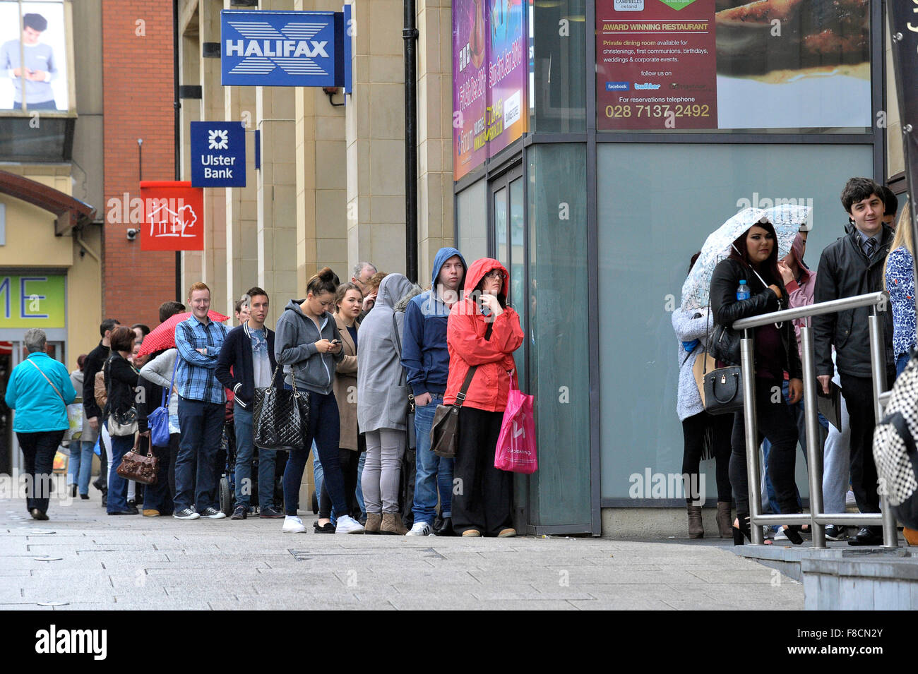 Disoccupati in coda al di fuori fiera del lavoro in Londonderry, Irlanda del Nord Foto Stock